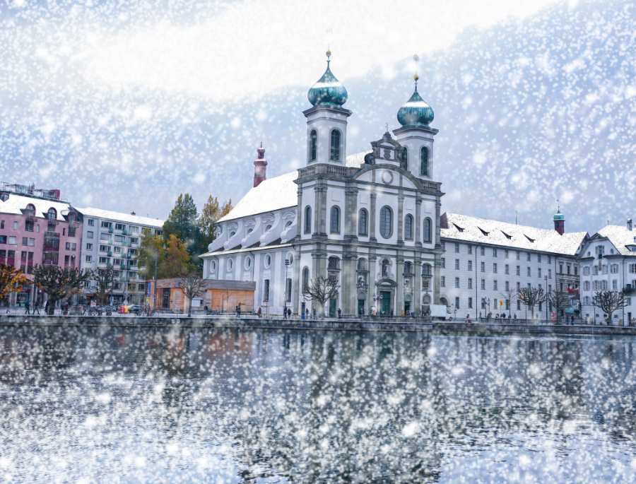 Thành phố cổ Lucerne được bao quanh bởi những ngọn núi hùng vĩ của dãy Alps Thụy Sĩ