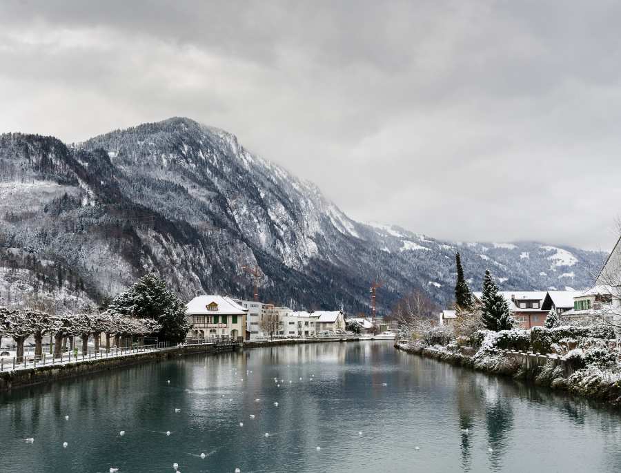 Interlaken được ví như một viên ngọc tuyệt đẹp nằm giữa hai hồ Thun và Brienz