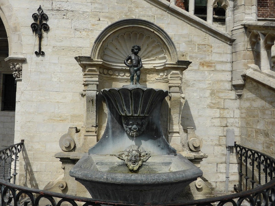 Manneken Pis, chú bé đồng nhỏ bé đang tiểu, là một biểu tượng không thể thiếu của Brussels và nổi tiếng khắp châu Âu