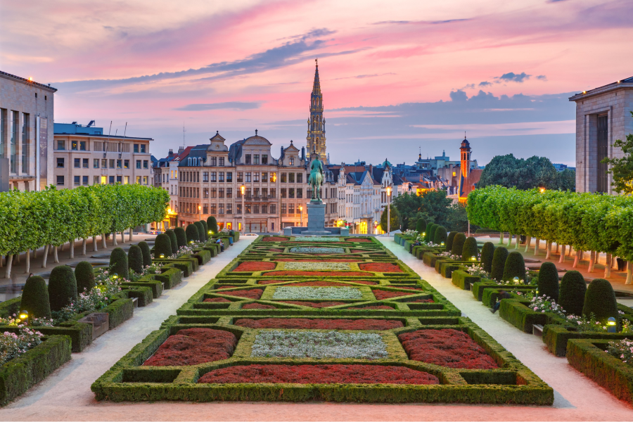 Mont des Arts (Đồi Nghệ thuật) là một viên ngọc xanh giữa lòng Brussels, nằm uy nghi giữa Quảng trường Hoàng gia và Quảng trường Lớn