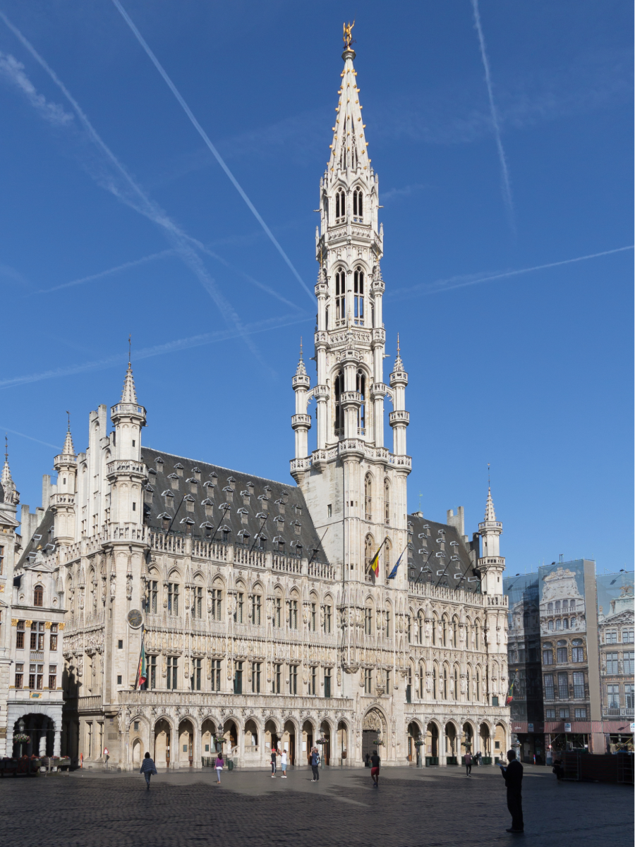 Tòa thị chính Brussels sừng sững giữa Quảng trường Grand-Place, như một viên ngọc quý tỏa sáng giữa lòng thủ đô Bỉ