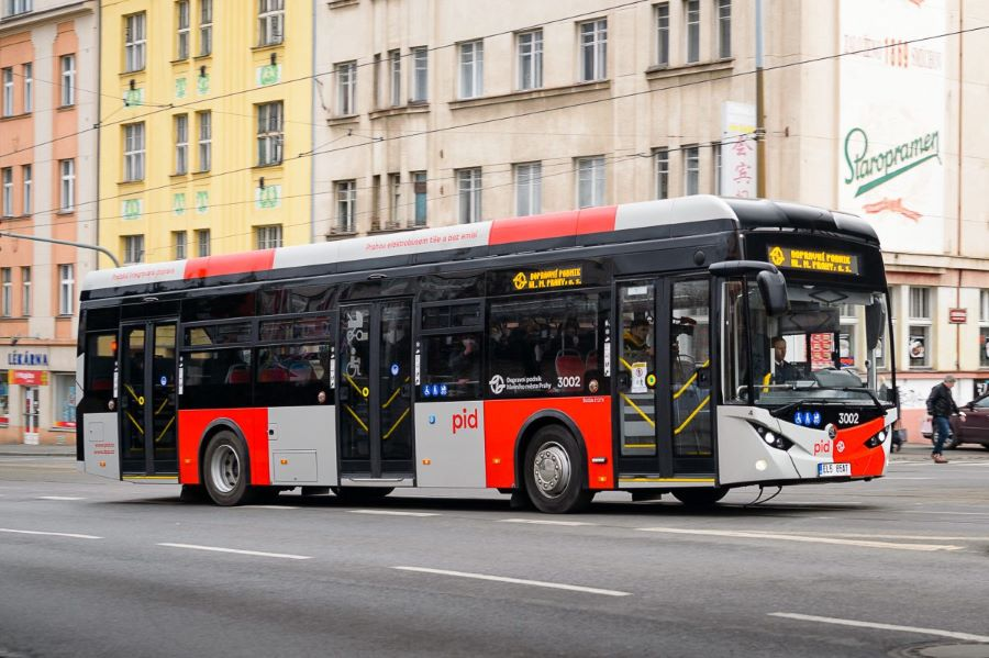 Du khách có thể chọn xe bus để di chuyển giữa các điểm đến tham quan tại Praha