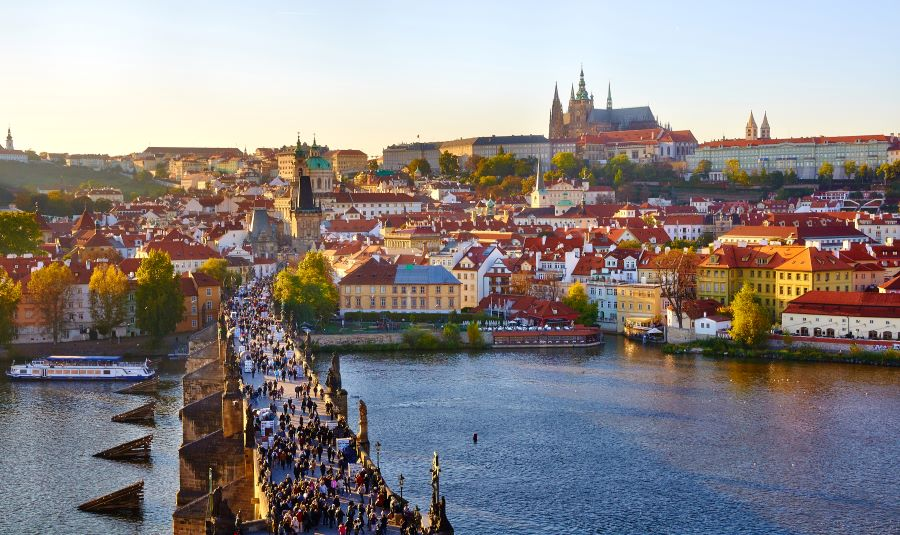  Thủ đô Praha tọa lạc bên cạnh dòng sông Vltava đầy mộng mơ ở miền Trung nước Séc