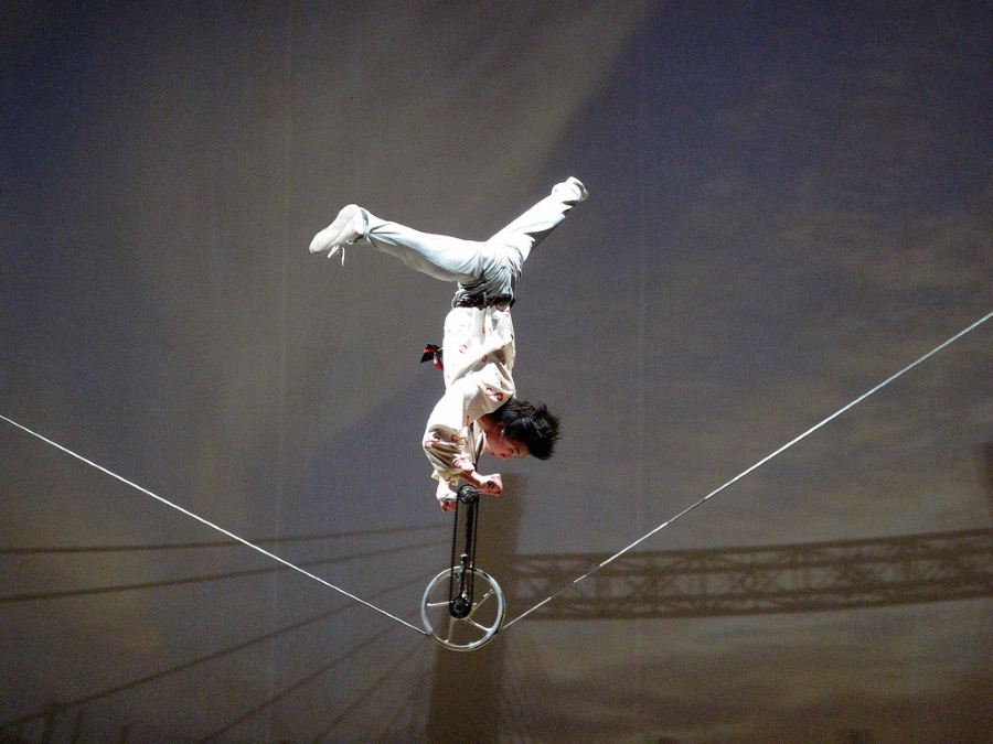 Một trong những trải nghiệm thú vị khi du lịch Thượng Hải về đêm là xem chương trình nhào lộn đầy thú vị