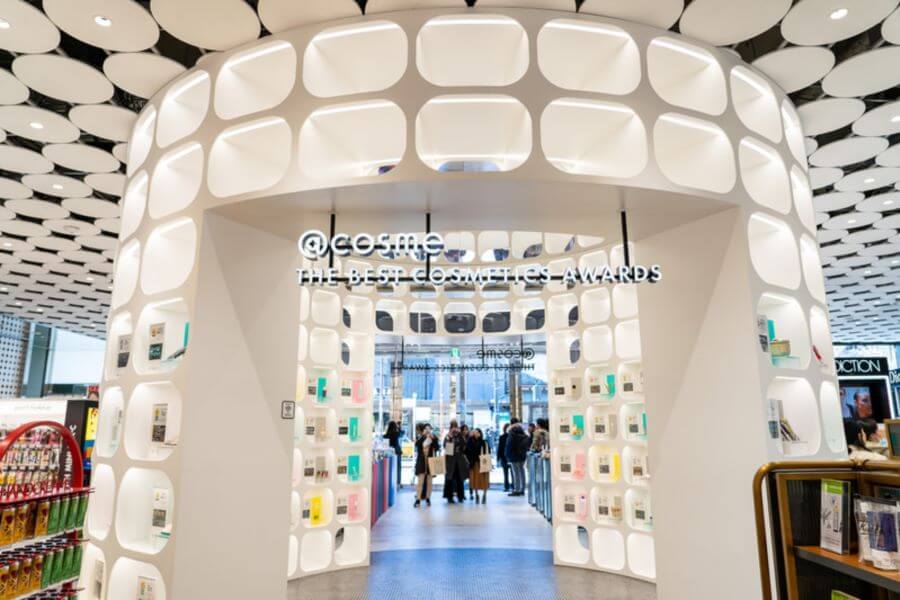 Với không gian rộng lớn, @Cosme Tokyo thu hút không chỉ phái đẹp trong nước mà còn cả các tín đồ du lịch Nhật Bản