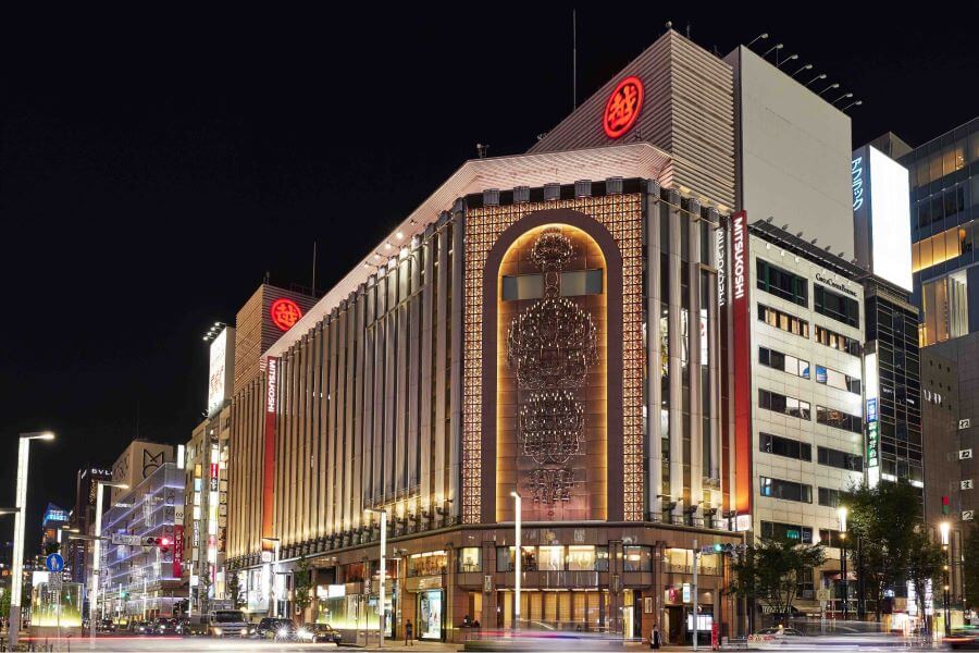 Ginza Mitsukoshi thu hút những tín đồ làm đẹp từ khắp nơi trên thế giới bởi sự đa dạng và chất lượng vượt trội của các sản phẩm mỹ phẩm