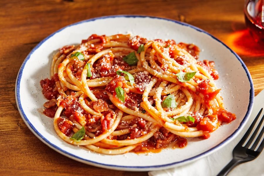 Bucatini cũng là một trong những loại mì nổi tiếng và được yêu thích nhất ẩm thực Ý