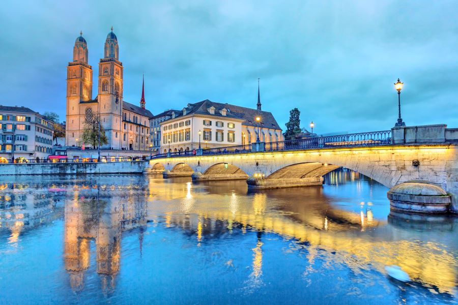 Vẻ đẹp ngoạn mục của Grossmunster phản chiếu đầy tinh tế trên dòng sông mộng mơ cạnh bên