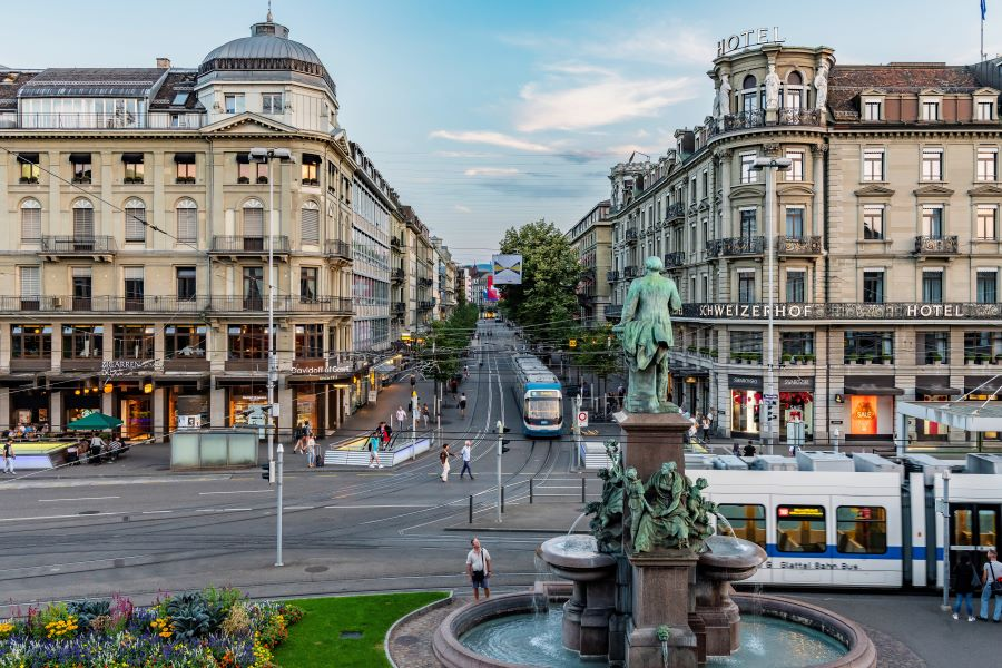 Bahnhofstrasse là một trong những trung tâm mua sắm nổi tiếng bậc nhất