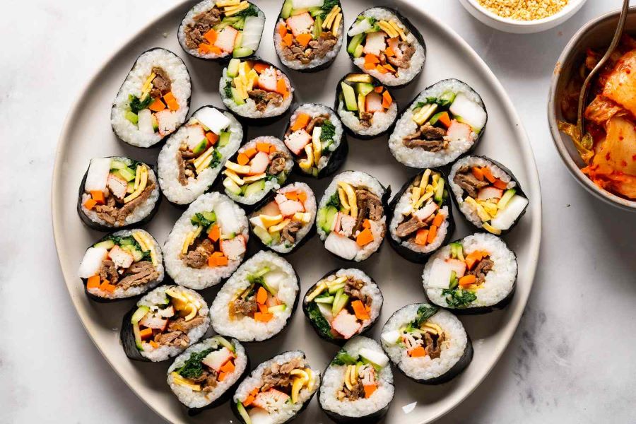 Kimbap, một món ăn Hàn Quốc rất phổ biến, bạn có thể dễ dàng tìm thấy chúng ở bất kỳ đâu trên đất nước của Kimchi