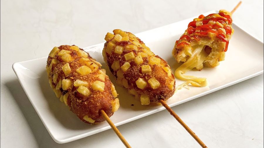 Kết hợp giữa xúc xích và khoai tây chiên đã tạo ra một món ăn độc đáo, khiến bạn vừa cảm thấy quen thuộc vừa thấy mới lạ