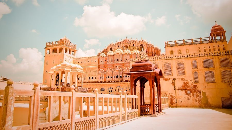 Kiến trúc của cung điện Hawa Mahal là sự kết hợp hài hòa giữa kiến trúc Hindu Rajput và Hồi giáo Mughal