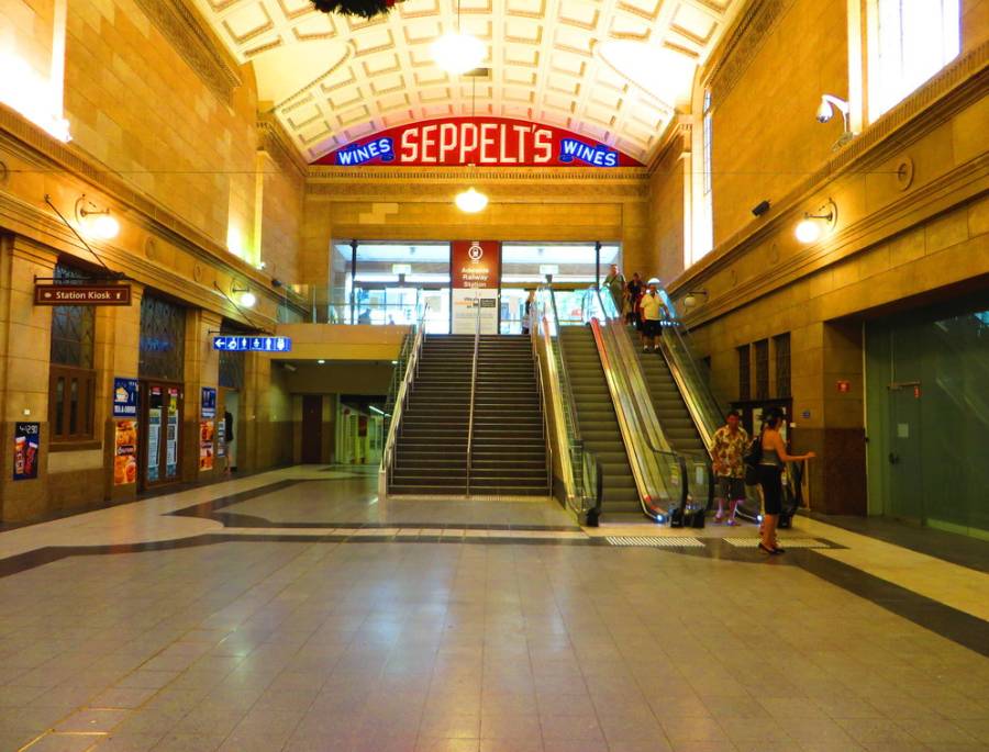 Khung cảnh bên trong nhà ga mang đậm đường nét kiến trúc Gothic