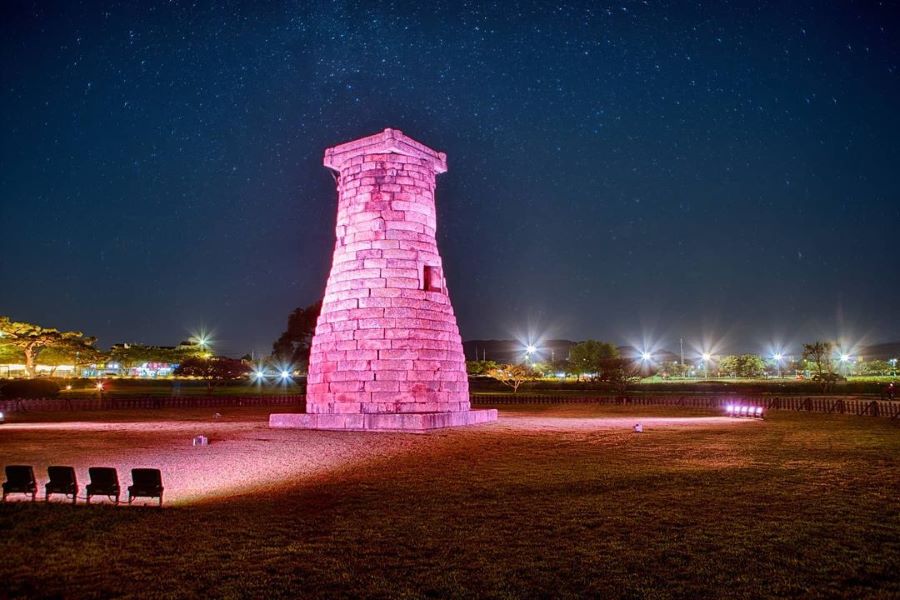 Một trong những trải nghiệm không thể bỏ qua khi đến với Đài thiên văn Cheomseongdae chính là cơ hội quan sát bầu trời đêm đầy sao