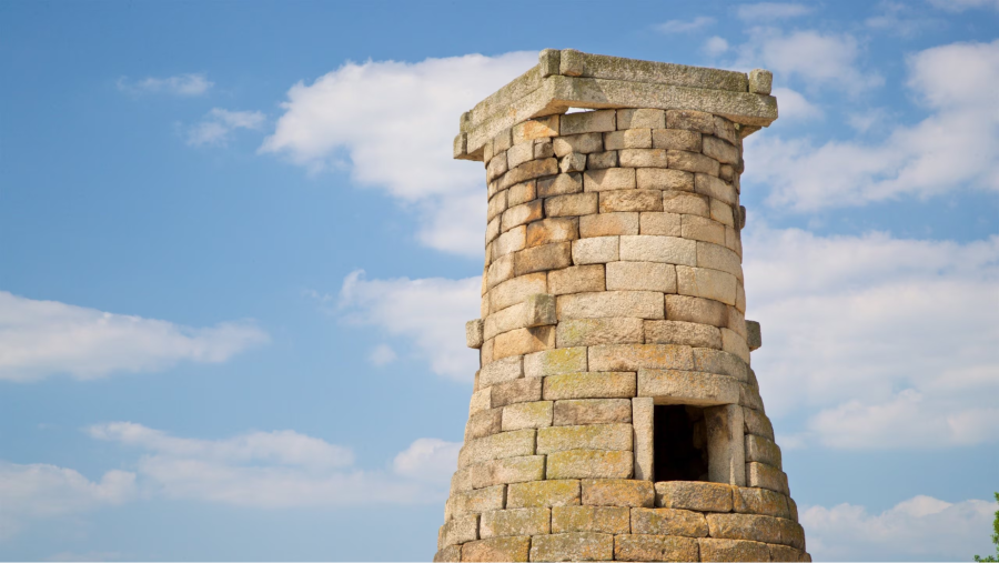 Công trình này được xây dựng hoàn toàn bằng đá granite, xếp chồng lên nhau một cách tỉ mỉ và chính xác