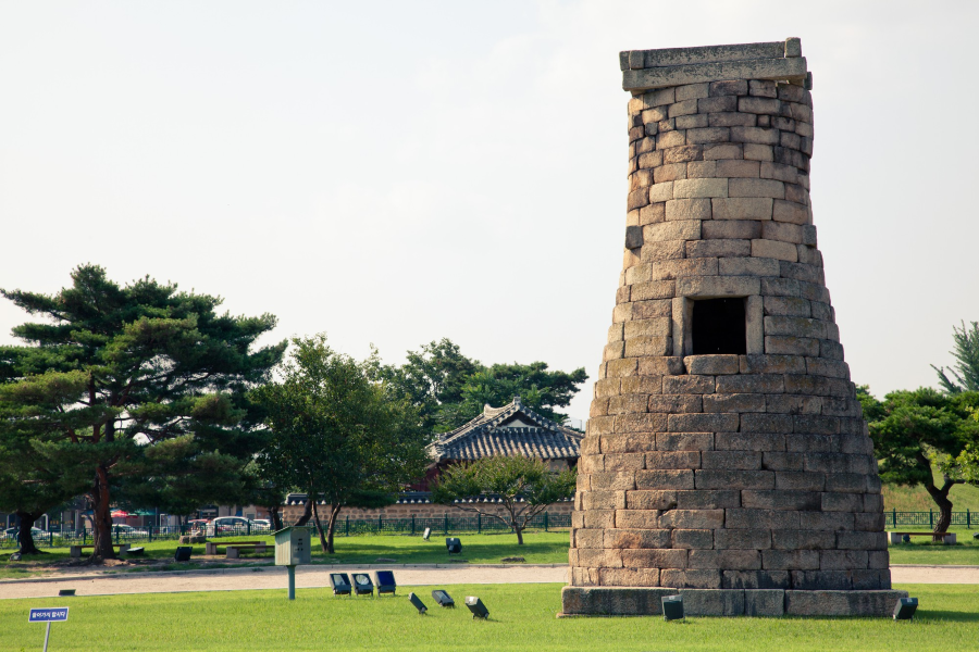 Bạn có thể tìm hiểu thêm nhiều kiến thức hữu ích về thiên văn tại Đài thiên văn Cheomseongdae trong chuyến du lịch Hàn Quốc này