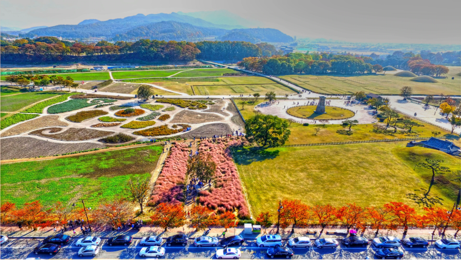 Bạn có thể dành thời gian để khám phá những địa điểm thú vị khác xung quanh Đài thiên văn Cheomseongdae