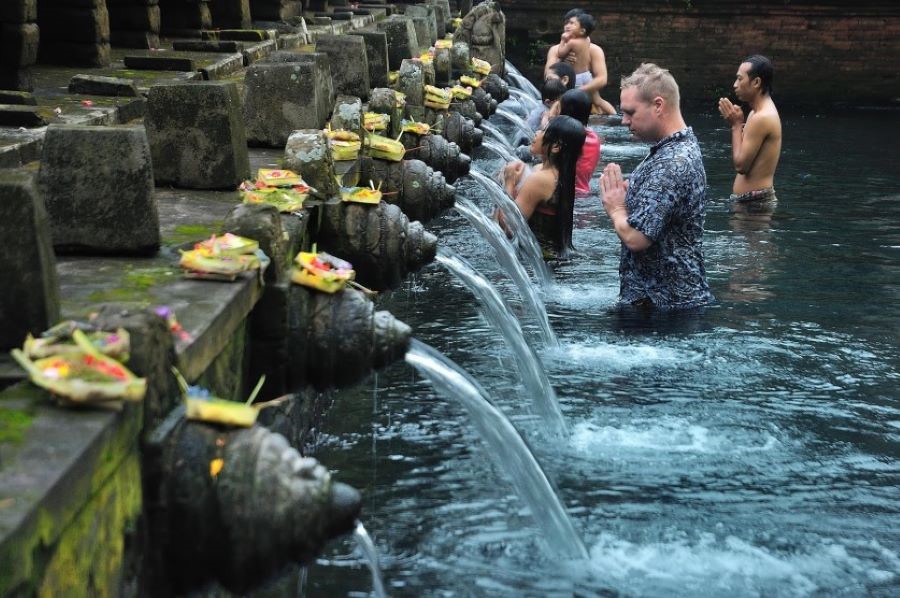 Hàng ngày, rất nhiều người đổ về ngôi đền suối thiêng này để tiến hành nghi lễ thanh tẩy cơ thể 