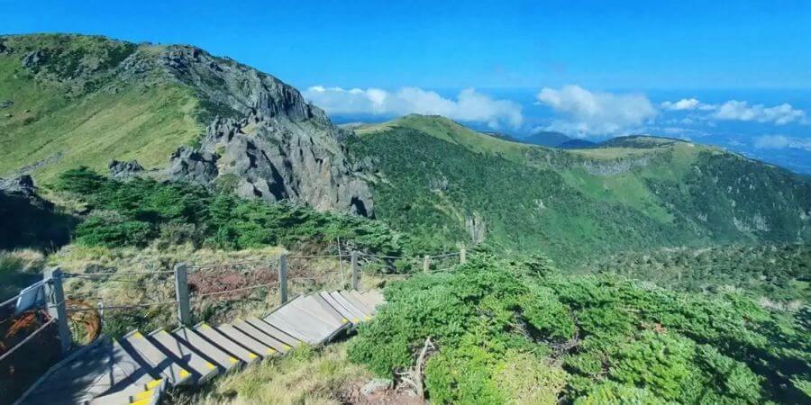 Núi Hallasa thu hút hàng triệu du khách mỗi năm bởi vẻ đẹp thiên nhiên hoang sơ và hệ sinh thái đa dạng