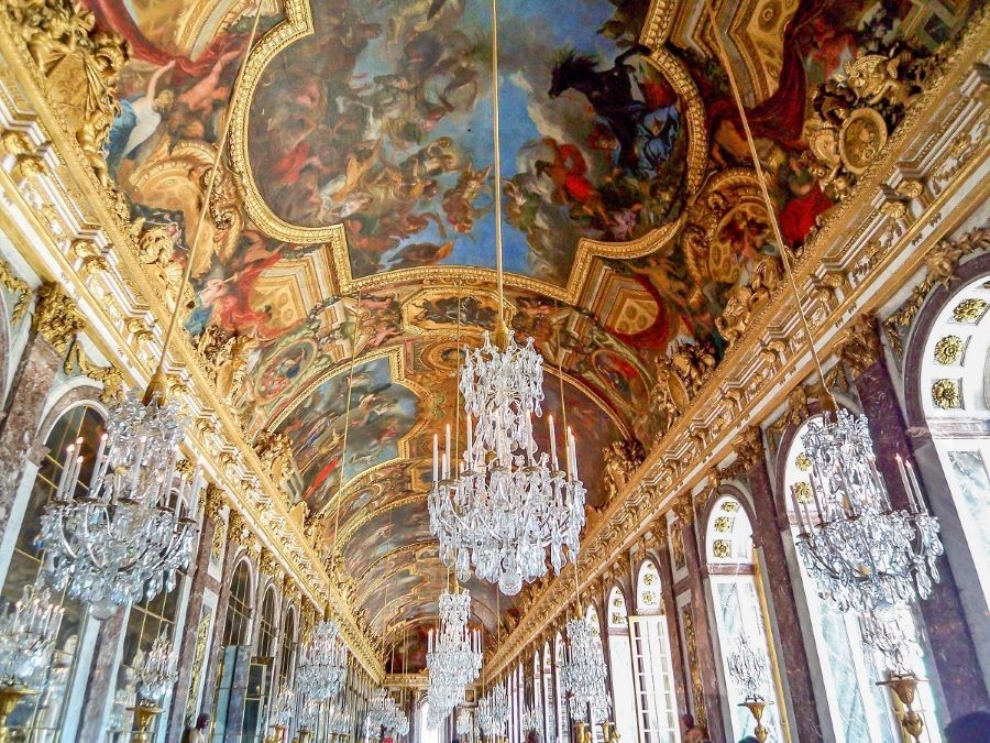 Chiêm ngưỡng kiến trúc lộng lẫy của cung điện Versailles là một trải nghiệm không thể bỏ qua khi đến Pháp