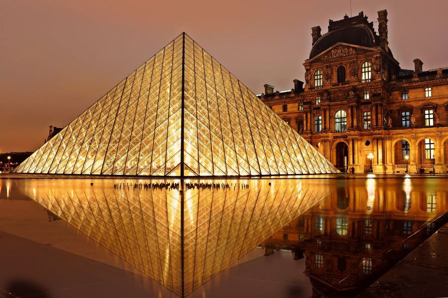 Cùng chiêm ngưỡng lối kiến trúc vô cùng ấn tượng của chi nhánh bảo tàng Louvre