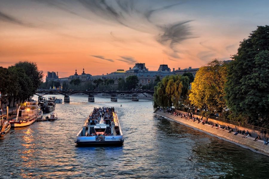 Thơ thẩn trên dòng sông Seine, mơn man Paris nhẹ nhàng