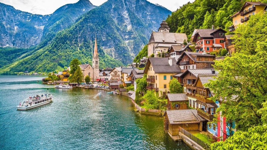Hallstatt được mệnh danh là “hòn ngọc nước Áo” nhờ sở hữu vẻ đẹp tựa như bước ra từ những trang truyện cổ tích