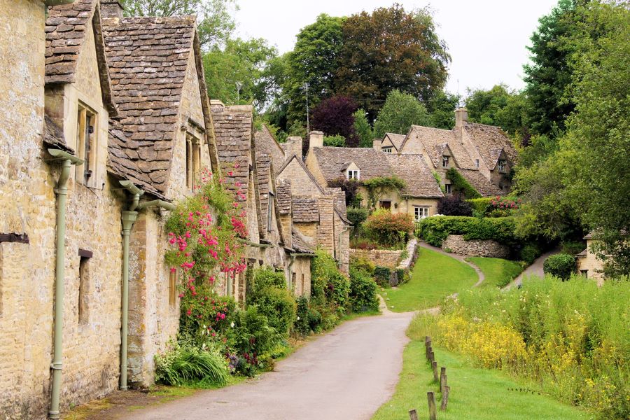 Ngôi làng Bibury cổ kính tập hợp những ngôi nhà xây từ chất liệu đá sa thạch vô cùng ấn tượng