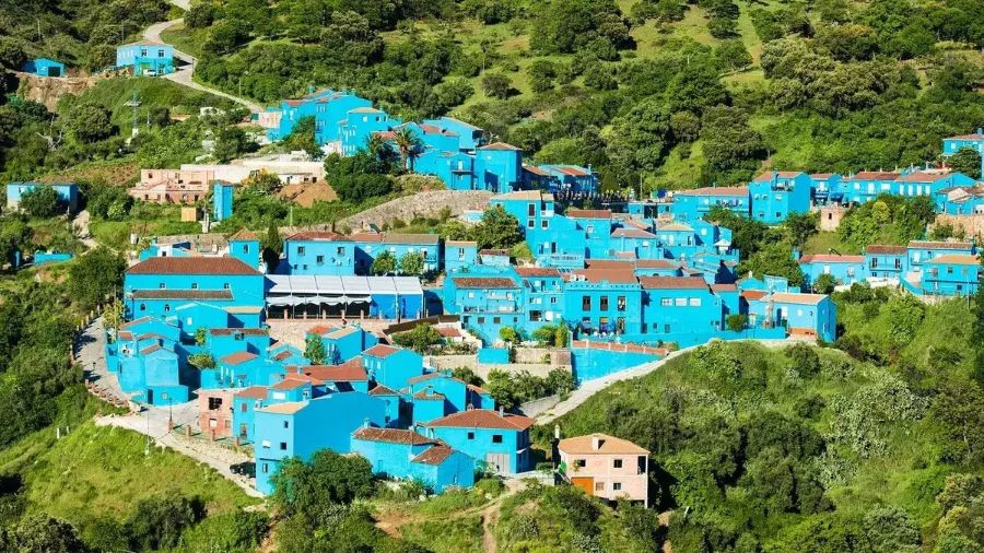 Những ngôi nhà trong làng Júzcar đều được sơn màu xanh nổi bật mang đến cảm giác vô cùng tươi sáng, mới mẻ