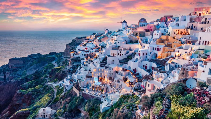 Khung cảnh hoàng hôn đẹp không thể tả thành lời ở ngôi làng Santorini nổi tiếng 