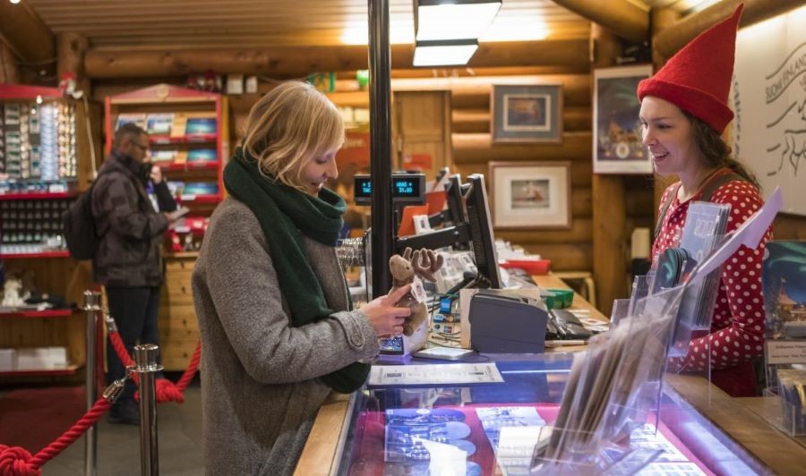 Du khách còn có thể mua một ít quà lưu niệm Giáng sinh tại Bưu điện Ông già Noel