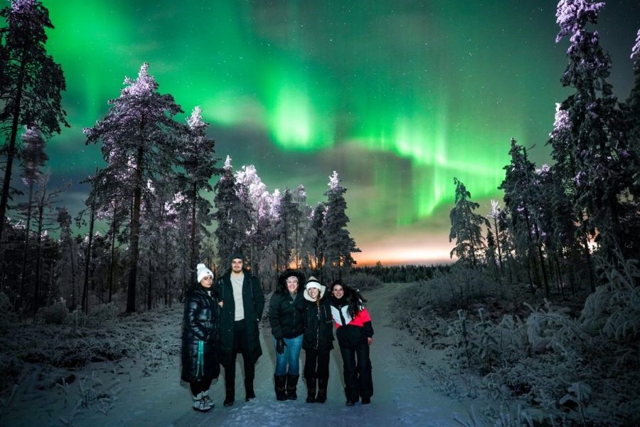 Những dải ánh sáng rực rỡ sắc màu uốn lượn đầy sống động trên bầu trời Lapland