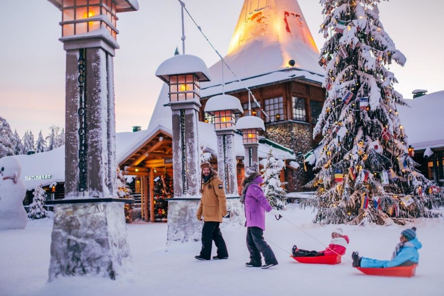 Khung cảnh mùa đông với những cánh rừng rậm rạp phủ đầy tuyết trắng tại Lapland