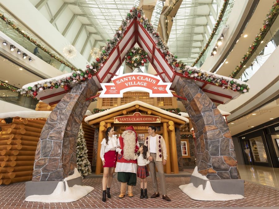 Dù bận rộn nhưng ông già Noel vẫn luôn vui vẻ và dành thời gian đón tiếp du khách