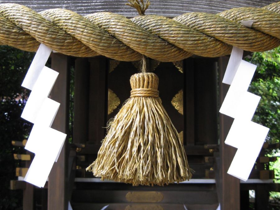 Những sợi dây thừng xoắn Shimenawa mang ý nghĩa “kết giới”, ngăn cách lãnh thổ của các vị Thần với lãnh thổ của những điều xấu bên ngoài