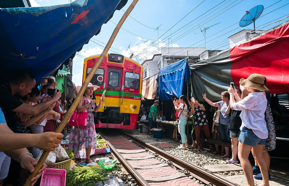 Khu chợ đường tàu có một không hai nức tiếng Thái Lan