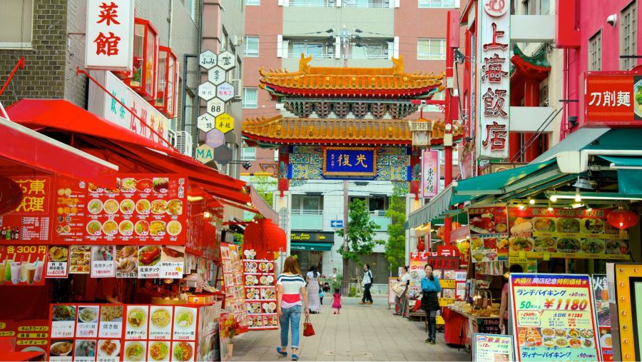 Kiến trúc của đền mang đậm phong cách Trung Hoa với những mái ngói cong vút đã tạo nên dấu ấn riêng cho khu phố này