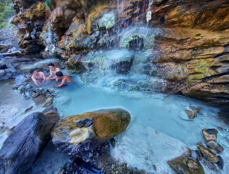 suối nước nóng Lushan (Nantou) là một trong những suối nước nóng lớn nhất Đài Loan chứa kiềm sodium carbonate