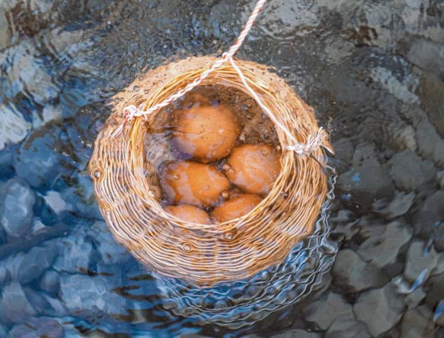 Trải nghiệm luộc trứng tại các khu suối nước nóng vô cùng độc đáo