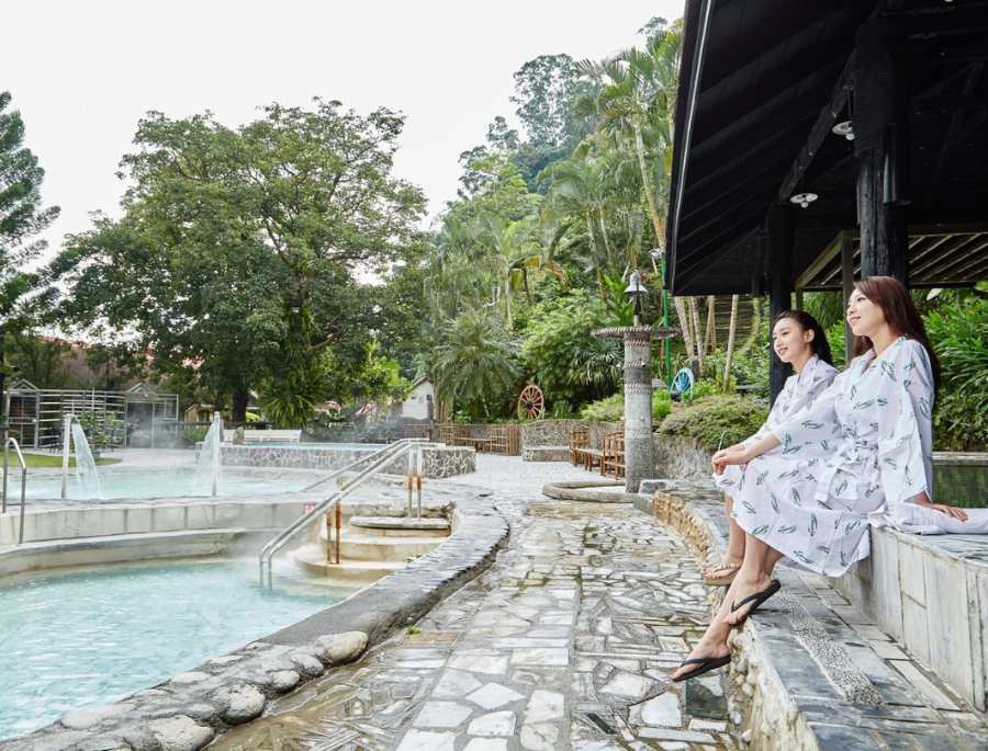 Suối nước nóng Jhihben ẩn mình giữa khung cảnh thiên nhiên rộng lớn