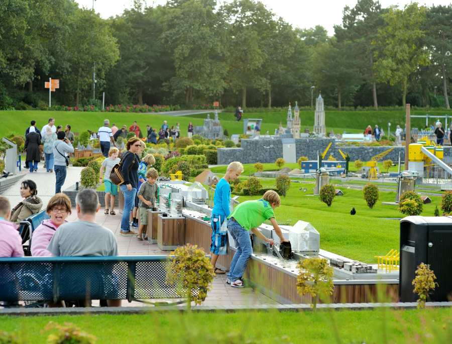 Du khách hào hứng tham gia vào các hoạt động tại công viên