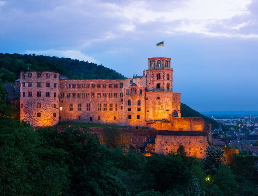  Lâu đài Heidelberg nằm trên một ngọn núi cao với khung cảnh tuyệt đẹp