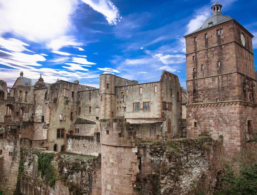 Lâu đài đã trải qua nhiều cuộc trùng tu do sự phá hủy của thời gian