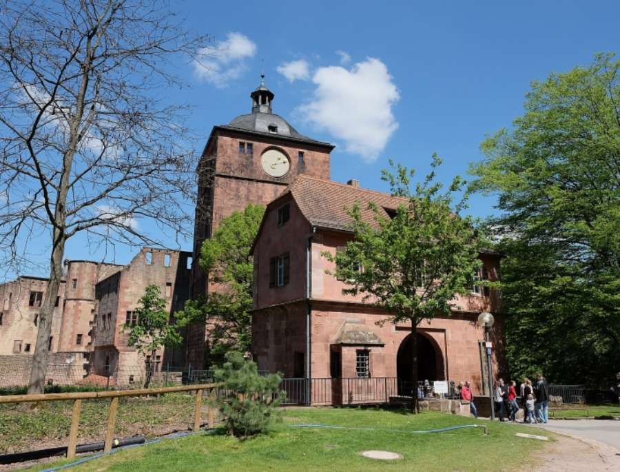 nhà thờ là một công trình kiến trúc tuyệt đẹp với những bức tranh tường và những tác phẩm điêu khắc tinh xảo