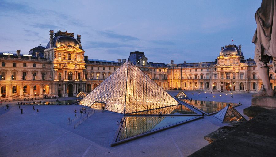 Kim tự tháp kính Louvre - công trình nổi bật được xây bằng kính và kim loại nằm ngay giữa sân Napoléon ở bảo tàng Louvre
