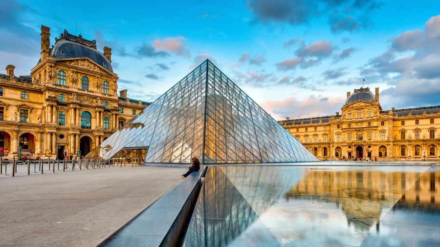Bảo tàng Louvre là một trong những bảo tàng có sức hấp dẫn bậc nhất trong các tour du lịch Pháp