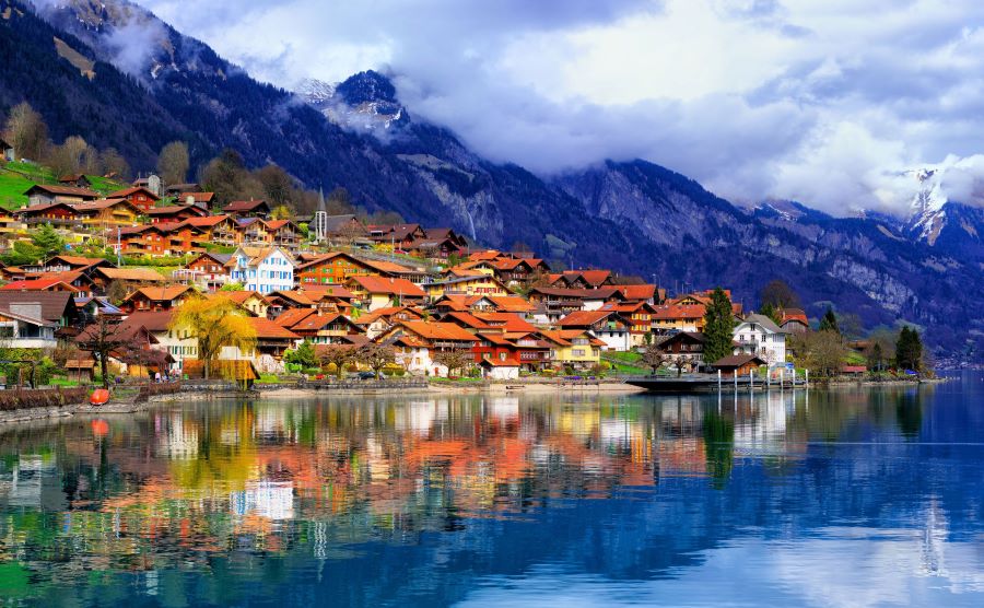  Interlaken sở hữu vị trí đắc địa khi nằm giữa 2 hồ nước tuyệt đẹp Thoune và Brienz