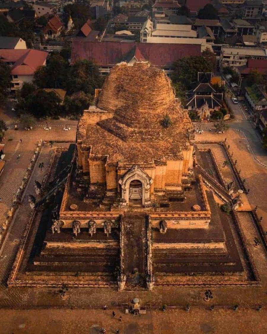 Chùa Chedi Luang sở hữu lối kiến trúc vô cùng độc đáo, cổ kính