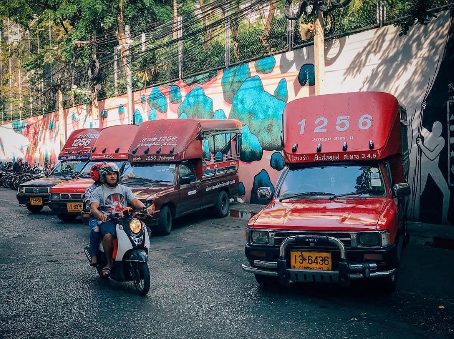 Xe Song Taew có hình dáng giống xe lam của nước ta