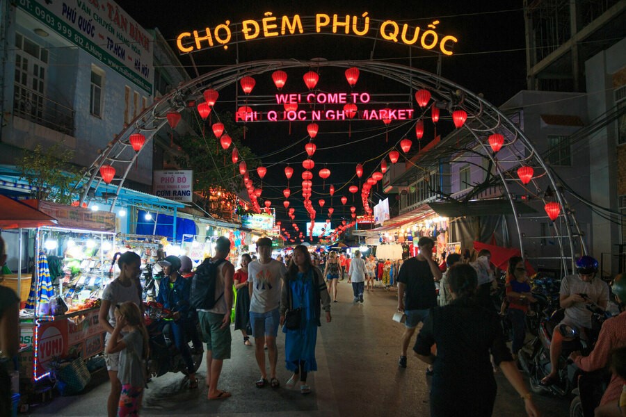 Chợ đêm Phú Quốc nhộn nhịp du khách ghé thăm